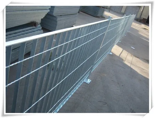 Freestanding welded grating fence section