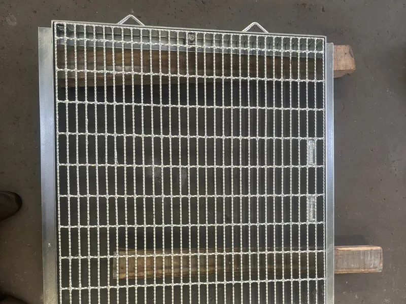 Galvanized trench cover grating with hot-dip zinc coating