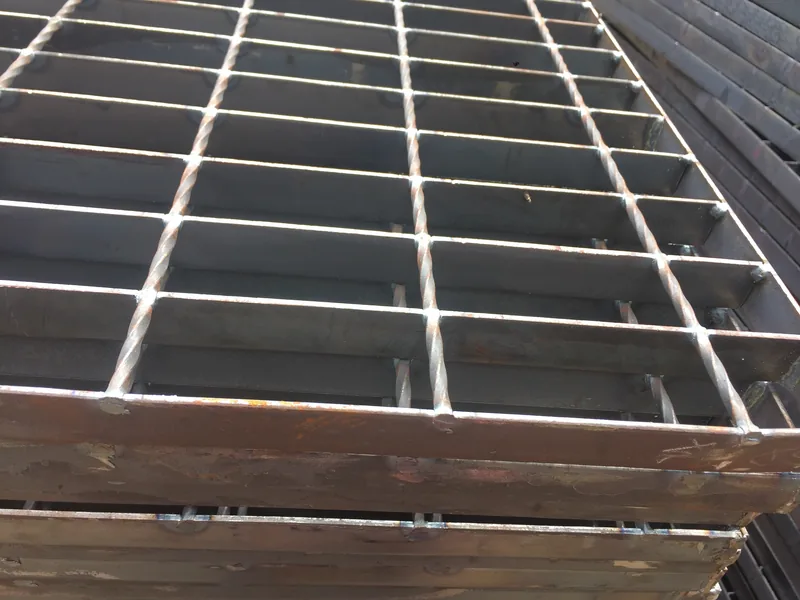 Weighing and handling steel grating panels