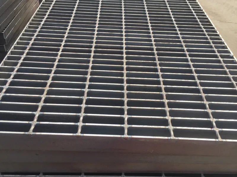 Plain steel grating panel with a flat, un-serrated bearing-bar surface