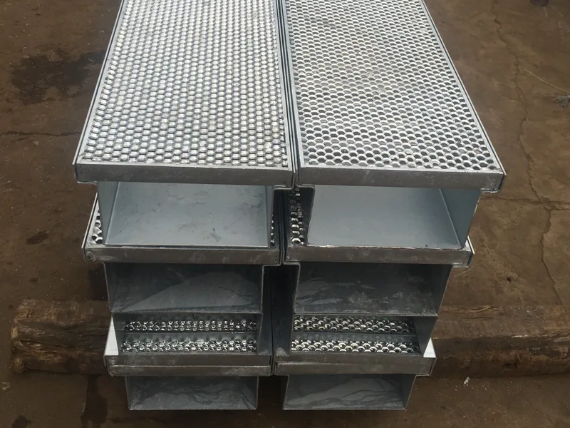 Serrated steel trench cover grating