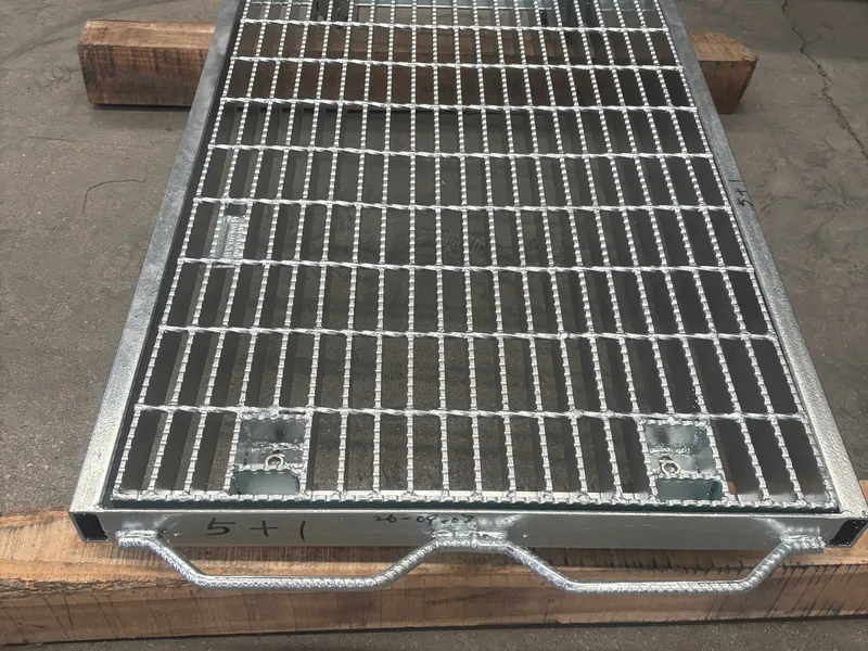 Trench drain grating over a linear drainage trench